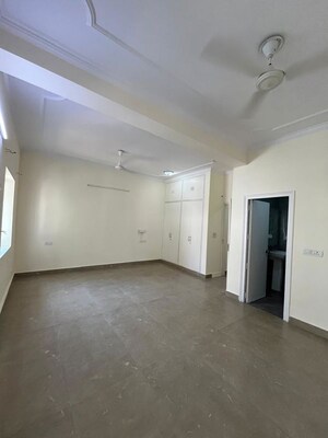 Room in 3 BHK Builder Floor at Sheikh Sarai – for Rent
