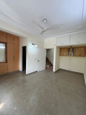 Room in 3 BHK Builder Floor at Sheikh Sarai – for Rent