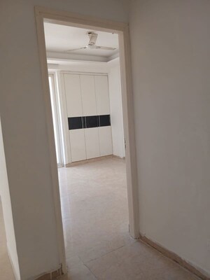 Room in 3.5 BHK Apartment at Roseate Homes, Ghazipur – for Sale