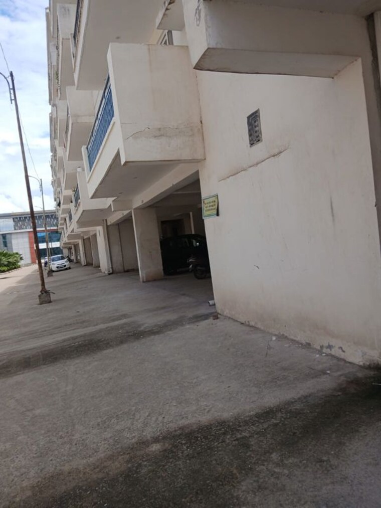  Parking, roseate-homes 3.5 Bedroom 1900 Sq.Ft. Apartment In Ghazipur Zirakpur 10684562