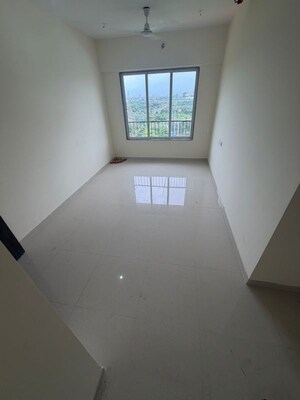 Room in 2 BHK Apartment at Piramal Vaikunth, Balkum Pada – for Rent