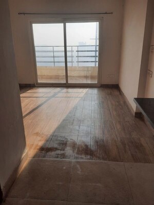 Room in Studio Apartment at Paramount Golfforeste, Zeta I Greater Noida – for Rent