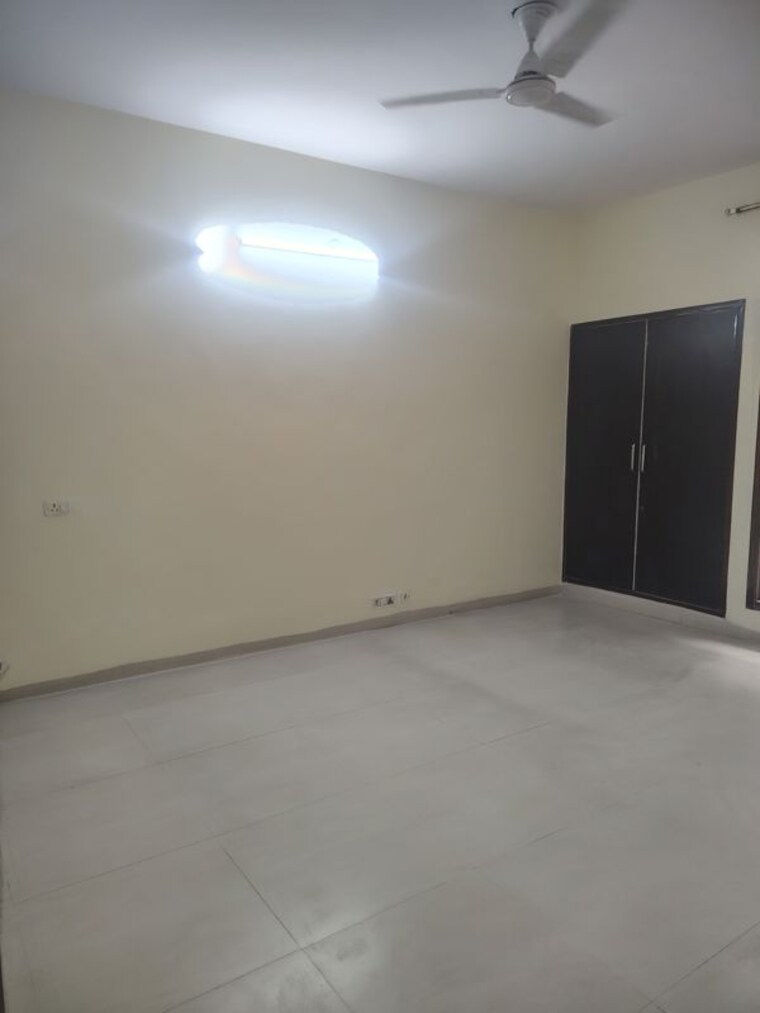 Room, sector 56 Commercial Shop 1810 Sq.Ft. In Sector 56 Gurgaon 10684665