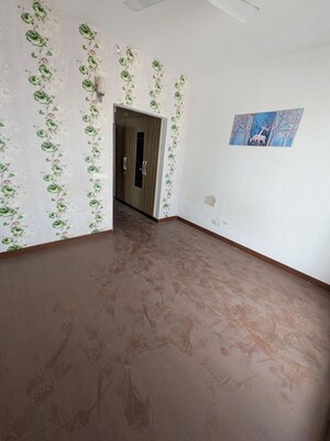 Room in 3 BHK Builder Floor at Sector 21 – for Rent