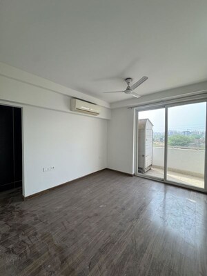 Room in 3 BHK Builder Floor at Sector 21 – for Rent