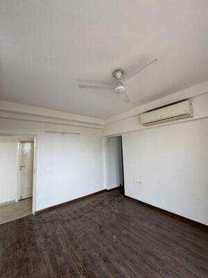 Room in 3 BHK Builder Floor at Sector 21 – for Rent