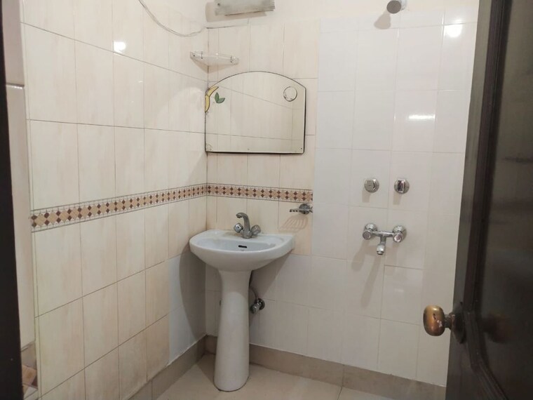 Bathroom, sector 14 1 Bedroom 800 Sq.Ft. Independent House In Sector 14 Gurgaon 10684768