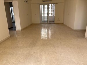 Room in 3 BHK Builder Floor at Sector 21 – for Rent