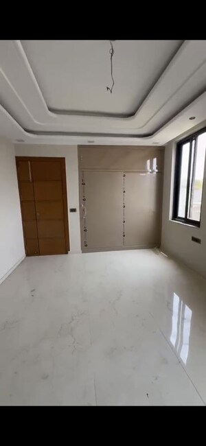Room in 4 BHK Builder Floor at Puri Aman Vilas, Sector 89 – for Rent