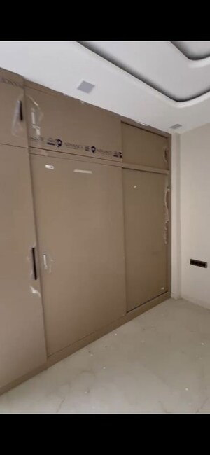 Room in 4 BHK Builder Floor at Puri Aman Vilas, Sector 89 – for Rent