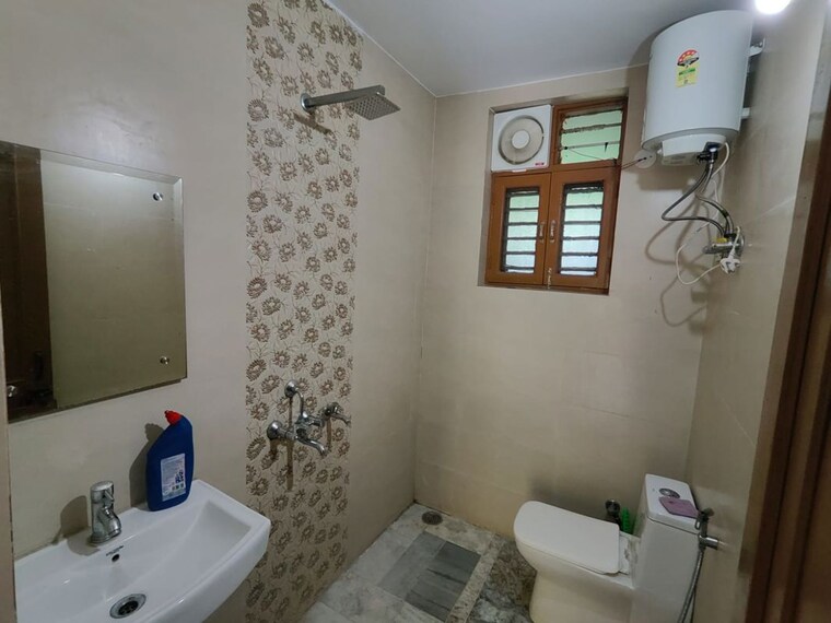 Bathroom, palam vihar 2 Bedroom 1000 Sq.Ft. Builder Floor In Palam Vihar Gurgaon 10684856