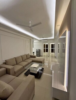 Team Area in 3 BHK Builder Floor at Rajouri Garden – for Rent