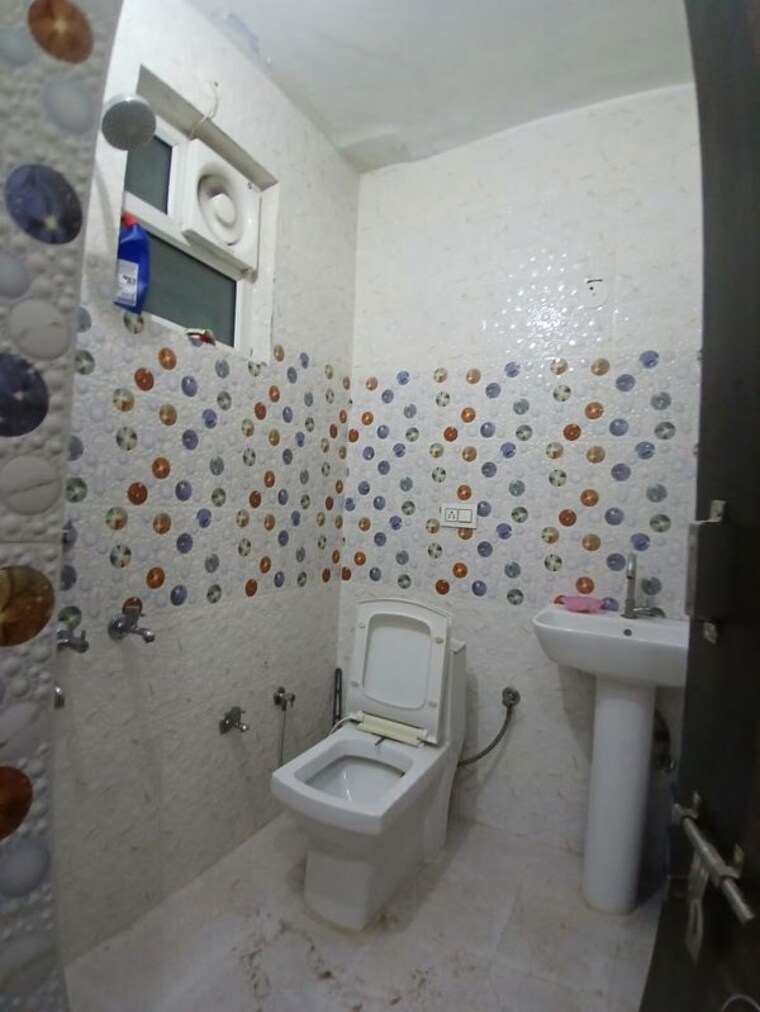 Bathroom, spring-field 3 Bedroom 250 Sq.Yd. Builder Floor In Sector 31 Faridabad 10684889