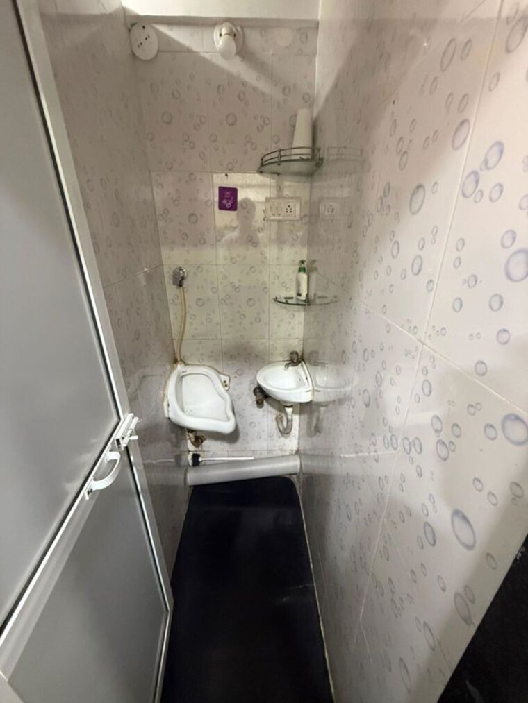 Bathroom, atlanta-building Commercial Office Space 680 Sq.Ft. In Nariman Point Mumbai 10684990