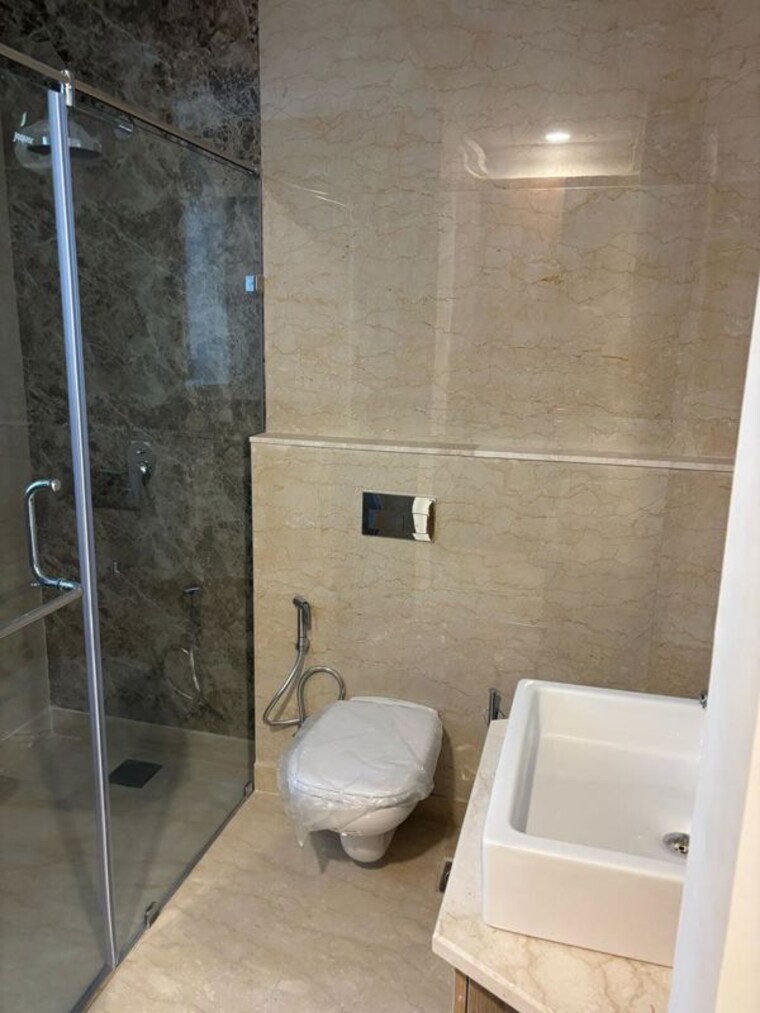 Bathroom, ambience-creacions 4 Bedroom 3975 Sq.Ft. Apartment In Sector 22 Gurgaon 10685041