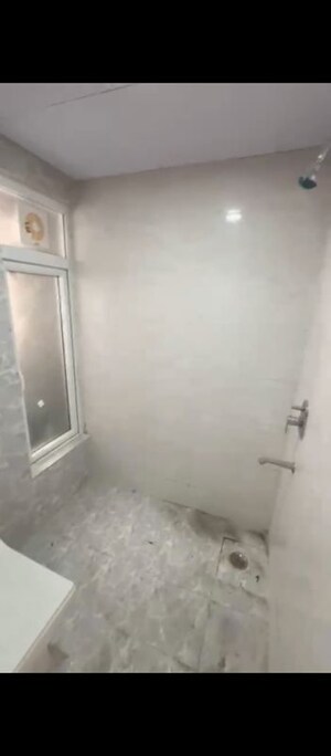 Room in 3 BHK Apartment at Nilgiri Apartments, Sector 34 – for Rent