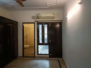 Room in 3 BHK Builder Floor at Sarvapriya Vihar – for Rent
