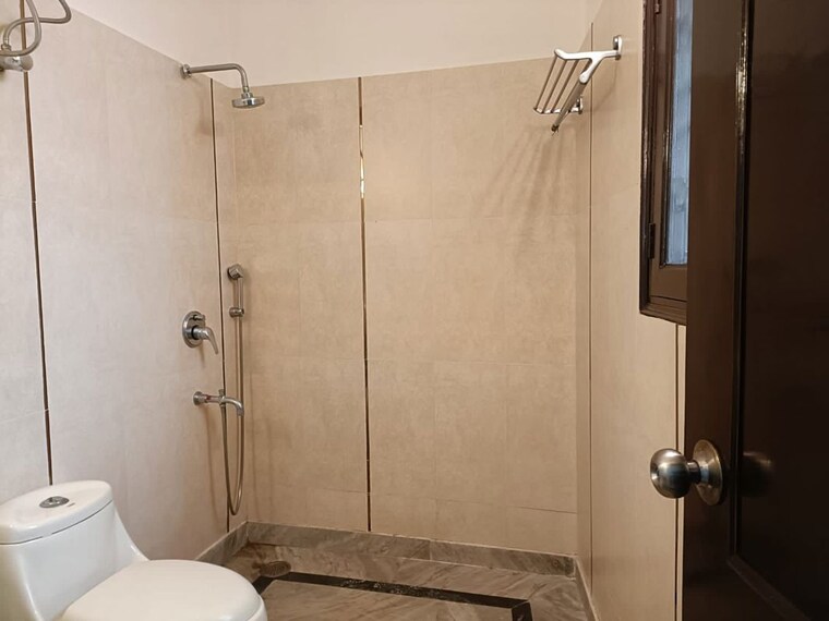 Bathroom, sarvapriya vihar 3 Bedroom 2000 Sq.Ft. Builder Floor In Sarvapriya Vihar Delhi 10685128