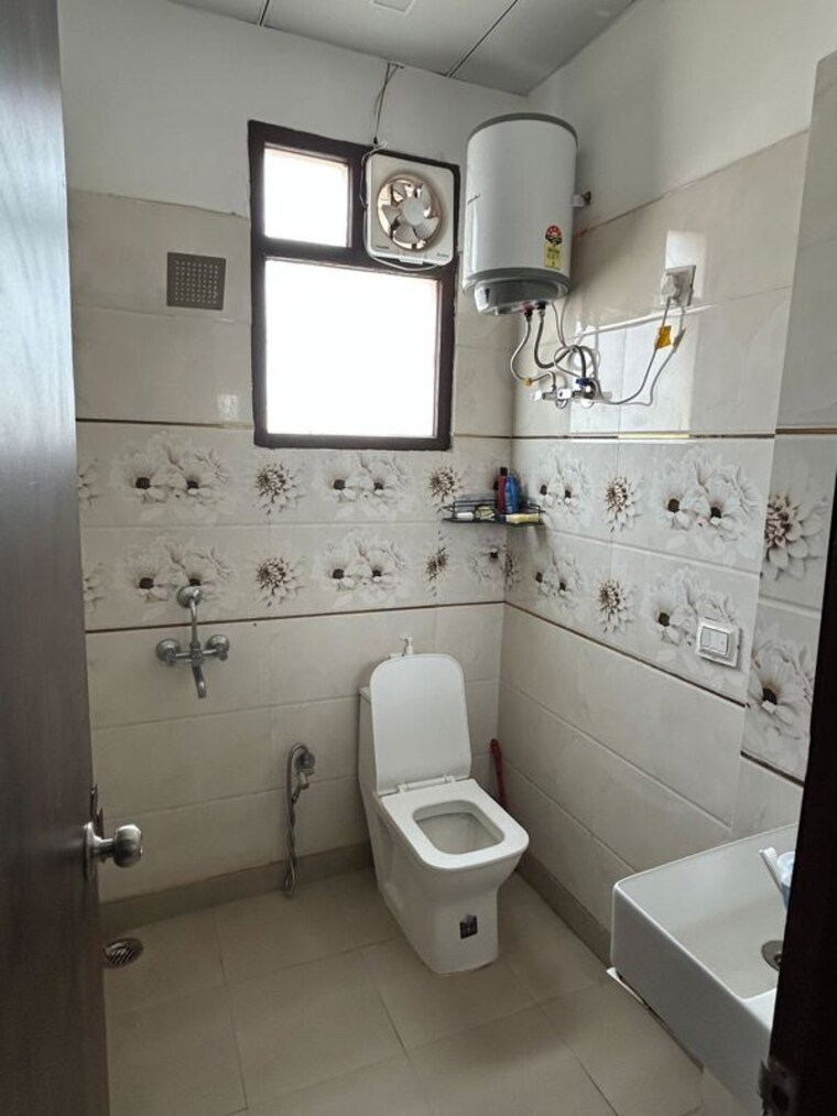 Washroom, sector 31 1 RK 364 Sq.Ft. Penthouse In Sector 31 Gurgaon 10685135