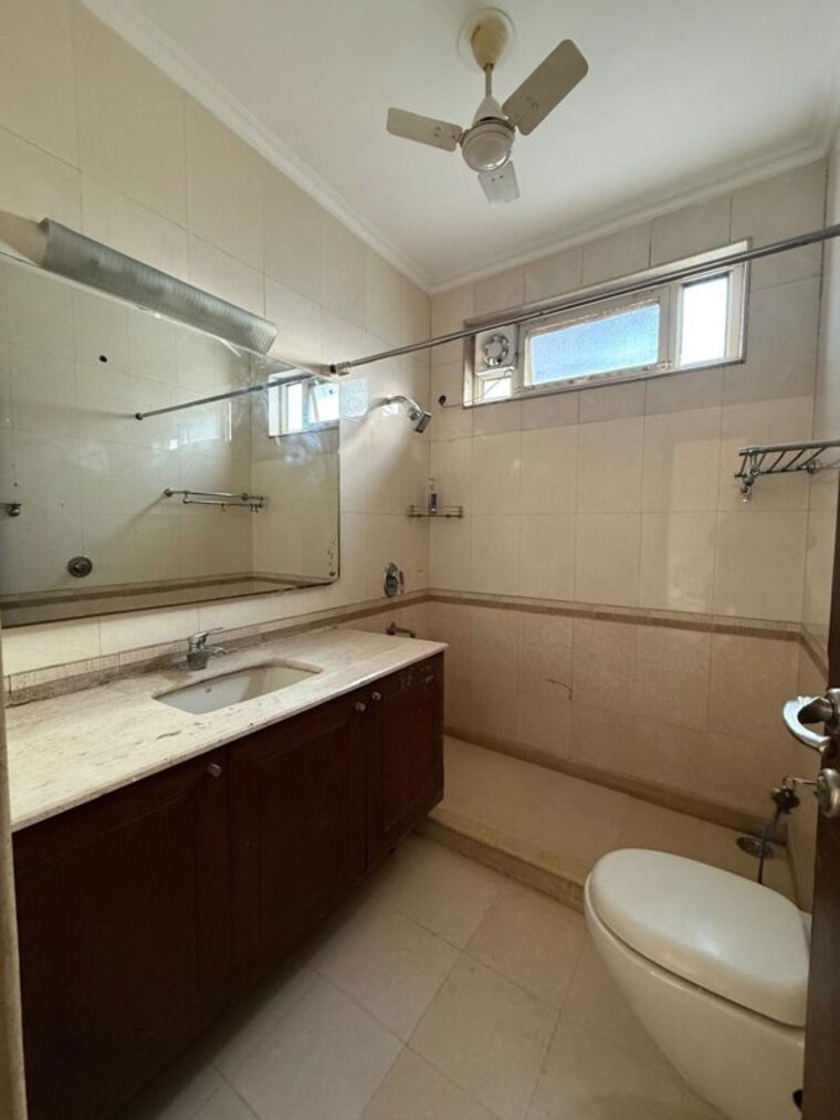 Bathroom, new friends colony 3 Bedroom 2400 Sq.Ft. Builder Floor In New Friends Colony Delhi 10685216