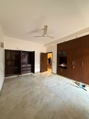 Room in 3 BHK Builder Floor at New Friends Colony – for Rent