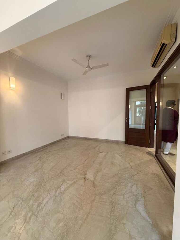 Room, new friends colony 3 Bedroom 2400 Sq.Ft. Builder Floor In New Friends Colony Delhi 10685216