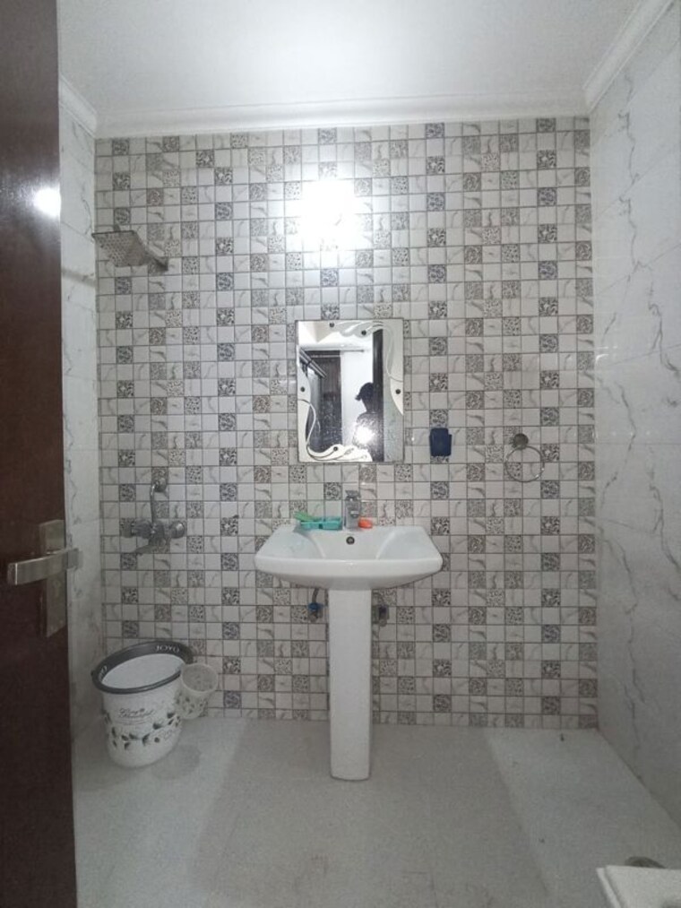 Bathroom, saket 3 Bedroom 1500 Sq.Ft. Builder Floor In Saket Delhi 10685194