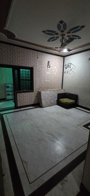 Room in 3 BHK Independent House at Sector 33 – for Rent