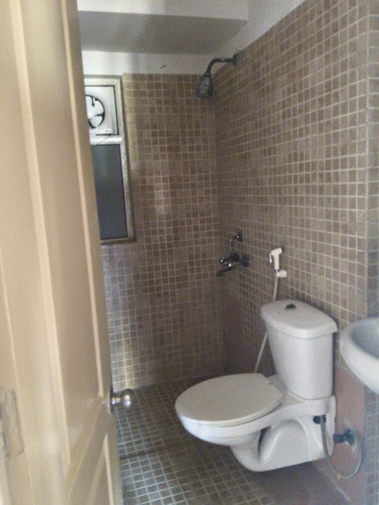 Bathroom, paras-tierea 3 Bedroom 1410 Sq.Ft. Apartment In Sector 137 Noida 10685347