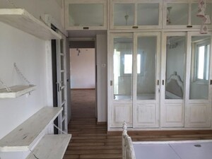 Furnished Amenities in 2 BHK Apartment at Bandra West – for Rent