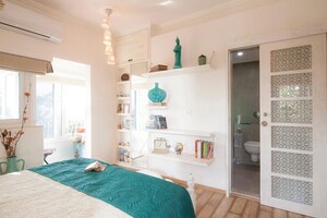 Room in 2 BHK Apartment at Bandra West – for Rent