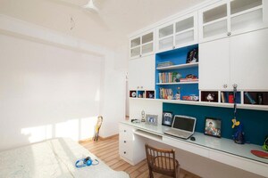 Furnished Amenities in 2 BHK Apartment at Bandra West – for Rent