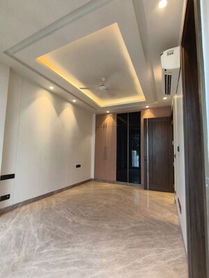Room in 3 BHK Builder Floor at Dlf Phase ii – for Sale