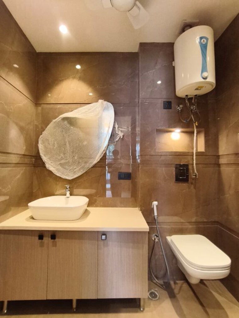 Bathroom, dlf phase ii 3 Bedroom 1390 Sq.Ft. Builder Floor In Dlf Phase ii Gurgaon 10685309