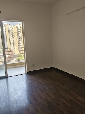 Room in 3 BHK Apartment at Paras Tierea, Sector 137 – for Rent