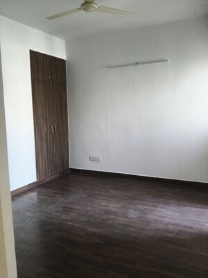 Room in 3 BHK Apartment at Paras Tierea, Sector 137 – for Rent