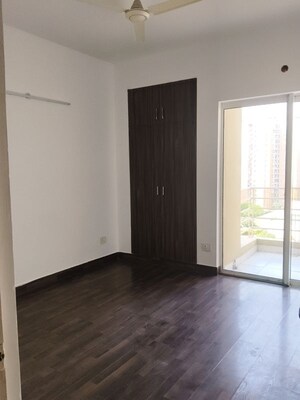 Room in 3 BHK Apartment at Paras Tierea, Sector 137 – for Rent