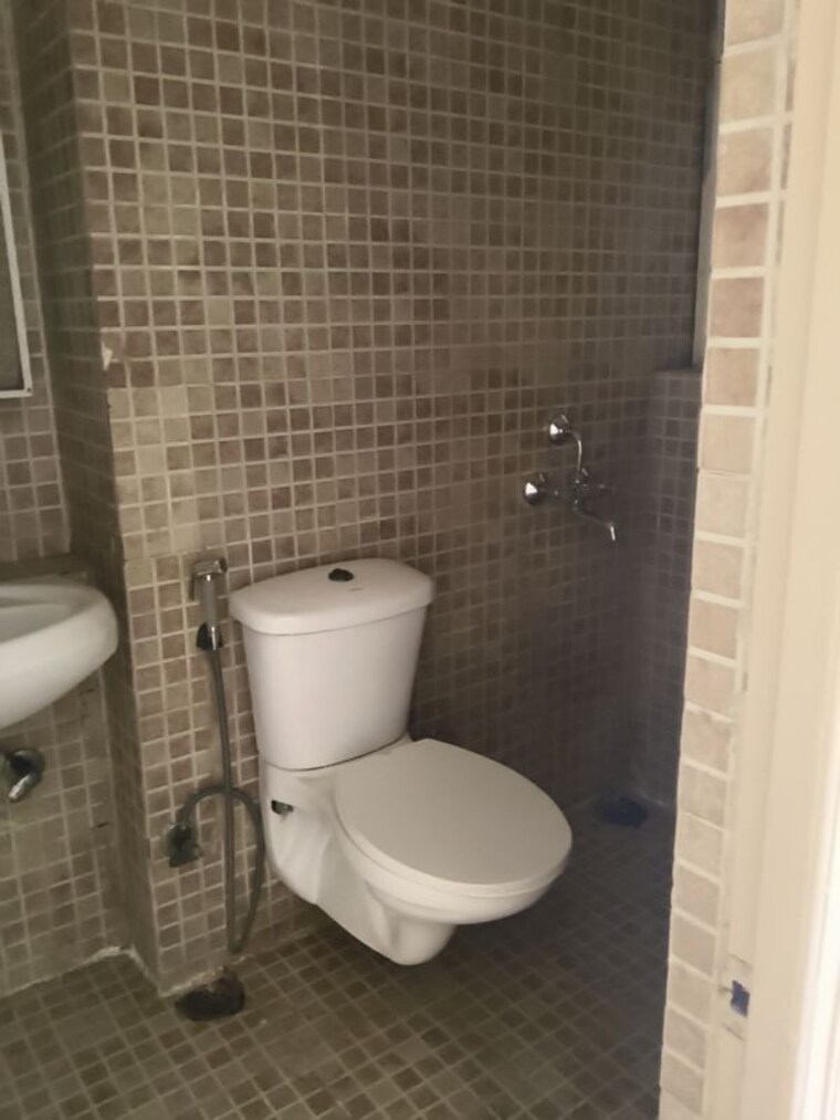 Bathroom, paras-tierea 3 Bedroom 1330 Sq.Ft. Apartment In Sector 137 Noida 10685386