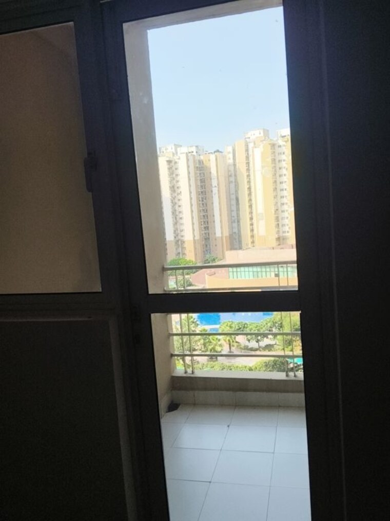 Balcony, paras-tierea 3 Bedroom 1330 Sq.Ft. Apartment In Sector 137 Noida 10685386