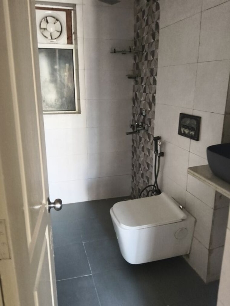 Bathroom, paras-tierea 3 Bedroom 1330 Sq.Ft. Apartment In Sector 137 Noida 10685386