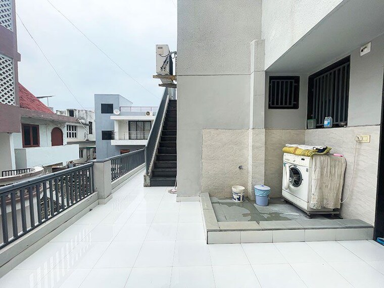 Balcony, sola 4 Bedroom 225 Sq.Yd. Independent House In Sola Ahmedabad 10685414