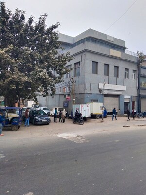 Parking in  Shop at Pahar Ganj – for Rent