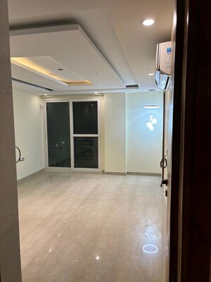 Room in 4 BHK Builder Floor at Dlf City Phase 3 – for Rent