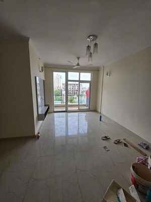 Room in 3 BHK Apartment at Omaxe The Palace, Gomti Nagar – for Rent