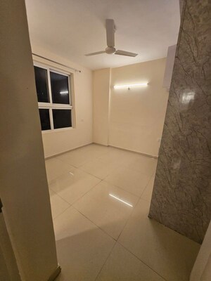 Room in 3 BHK Apartment at Omaxe The Palace, Gomti Nagar – for Rent