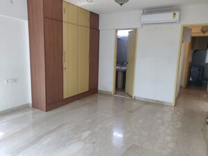 Room in 2 BHK Apartment at Khar West – for Rent