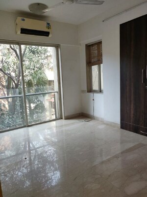 Room in 2 BHK Apartment at Khar West – for Rent