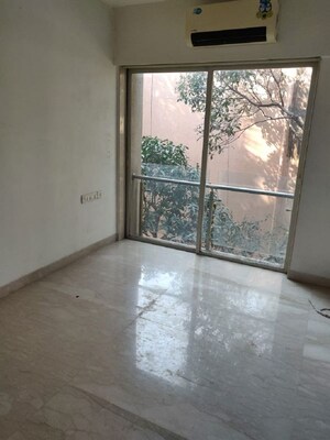 Room in 2 BHK Apartment at Khar West – for Rent