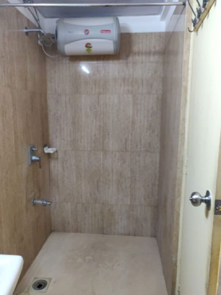 Bathroom, khar west 2 Bedroom 700 Sq.Ft. Apartment In Khar West Mumbai 10685368