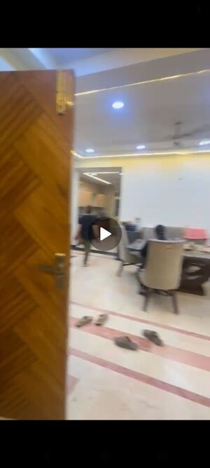 Team Area in 3.5 BHK Villa at Sector 55 – for Rent